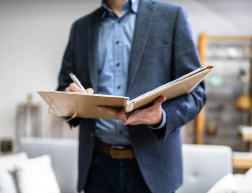 Kiedy rzeczoznawca majątkowy może liczyć na wypłatę odszkodowania z OC? Przykłady roszczeń i decyzji ubezpieczyciela